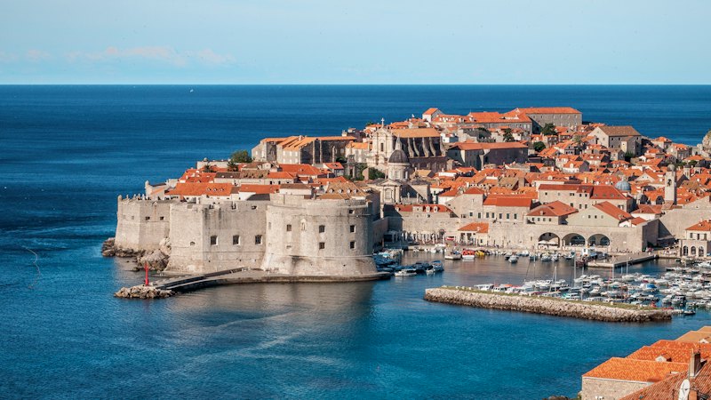Les remparts et le vieux port de Dubrovnik avancés dans l'Adriatique