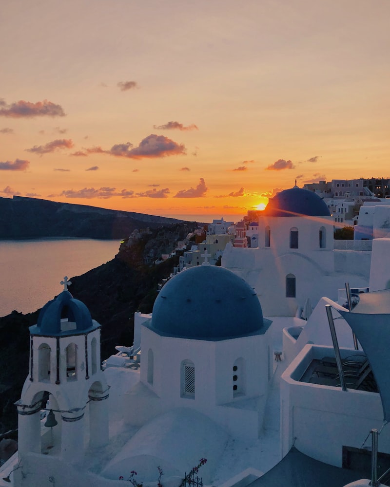 Dômes bleus d'Oia à Santorin au coucher du soleil, au-dessus de la caldeira