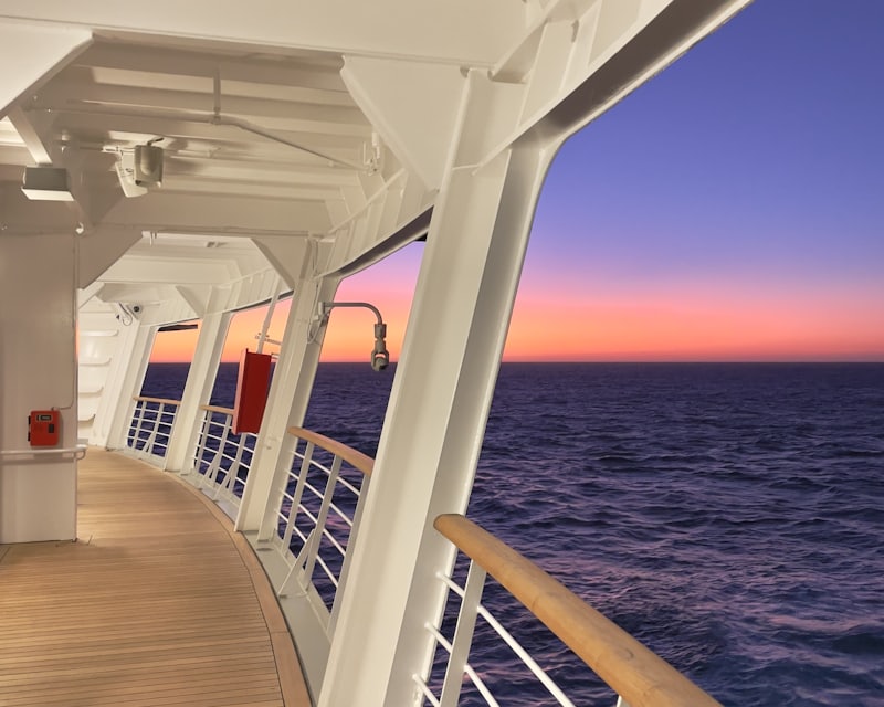 Pont promenade extérieur d'un navire de croisière face à la mer, au crépuscule