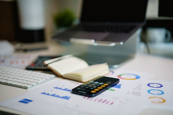 Bureau avec calculatrice et documents financiers