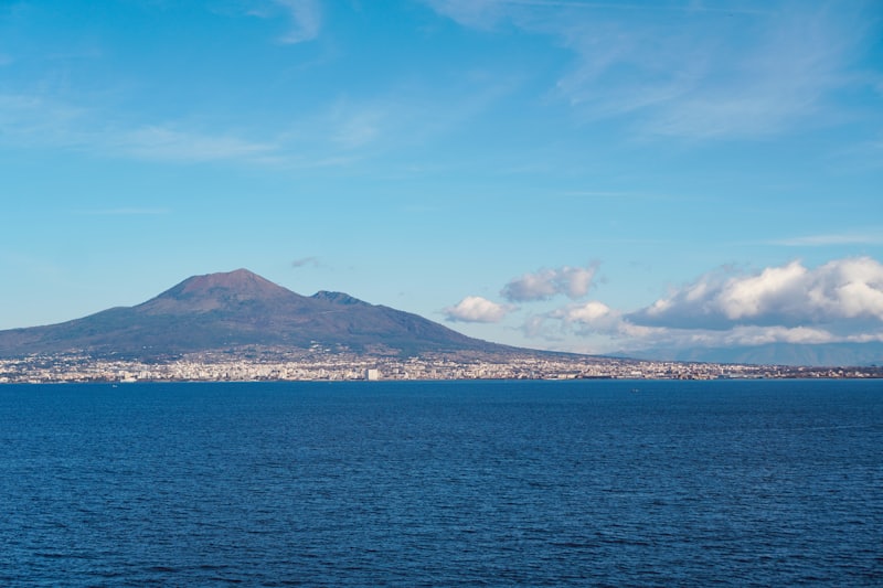 Le Vésuve dominant le golfe de Naples, vu depuis la mer par temps clair